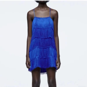 Zara klänning - Säljer denna underbara fina zara klänning med blåa fransar på i storlek xs passar även s. Perfekt sommarklänning till sommaren! Kom privat för mer bilder eller frågor💕