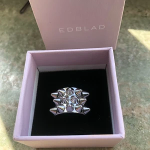 Ny Peak ring stl 17.50 - Säljer helt ny, oanvänd Peak ring från Edblad i stl. 17.50. 