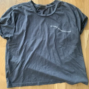 Gymshark T-shirt  - Be a visionary T-shirt  från gymshark i färgen mörkgrå, strl S, använda ett fåtal gånger, fint skick