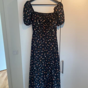 Långklänning  - Svart mönstrad långklänning från SHEIN, i storlek s. Super skön och är perfekt nu till sommaren.   Köparen står för frakten🌸