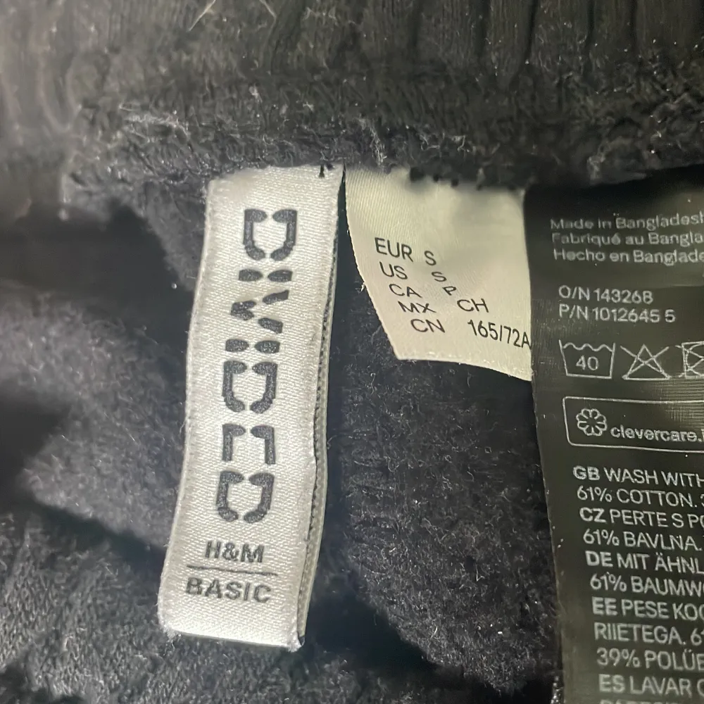 Ett par svarta mjukisbyxor i storlek S från H&M  Dom kostar 50kr+frakt. Jeans & Byxor.
