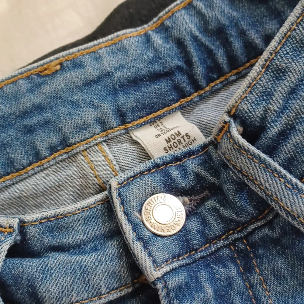 Ett par jättefina mom jeans shorts som tyvärr inte kommer till användning mer för har växt ut dom☆Är i nyskick även jag köpte dom förra sommaren☁️Köpte dom ca för 150kr och sälj för 60kr men pris kan diskuteras . Shorts.