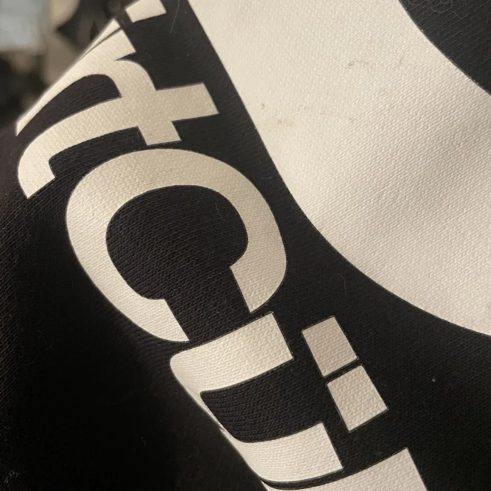 Dirtcult hoodie i storlek XL men skulle säga mer som m beroende på hur man vill att den sitter . Fint skick endast märket på bild 2. Hoodies.