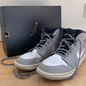 Jordan 1 (Wolf Grey Black White) - Skick (6,5/10),  Säljs för runt 2-3 tusen på stock x,  Låda och svarta snörren ingår,  Pris kan diskuteras!