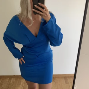 Klänning - Jätte fin klänning. Använde den en gång. Men helt i nyskick. Otroligt fin färg o h passform på klänningen!