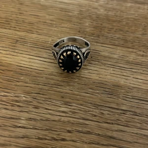 Äkta silver ring från någon spådam i spanien - Jag har återigen slösat på något onödigt som denna  handgjorda silver ringen som skulle kunna vara med i typ game of throne. Köpte den av någon spådam i en liten butik i hornet som gjorde de själv av silver bestick