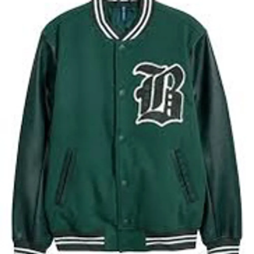 En grön baseball jacka från H&M. jag köpte den på plick för två år sedan för 450kr. Storlek M. kan skicka mer bilder i dm.  pris: 200kr frakt: 79kr❤️ ❗️priser kan diskuteras❗️. Jackor.
