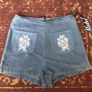 Motel broderade shorts  - Motel broderade shorts   Storlek XS  Nya med prislappen kvar   