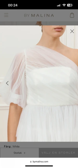 Brudklänning/ Studentklänning  - Säljer min älskade studentklänning från By Malina! Använd en enda gång och är i nyskick! I stl xs/34 men passar nog även en som bär S med. köpt för 4999kr 