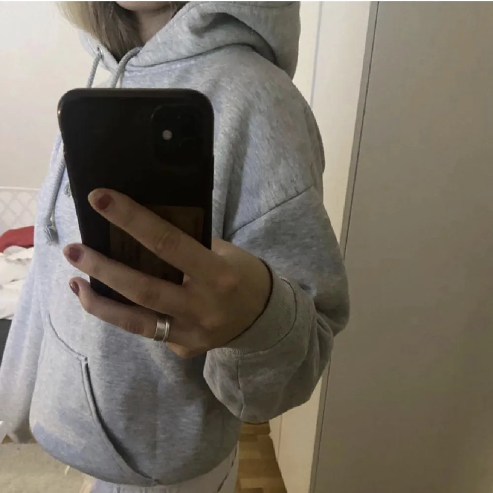 Grå hoodie från bikbok, använd några gånger. Lånade bilder. Hoodies.