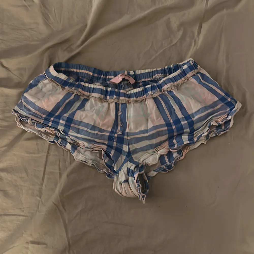 väldigt lågmidjade pyjamas shorts. knappt använda. köpt 2018 men har mest legat i min garderob under åren. skriv för mer info:). Shorts.