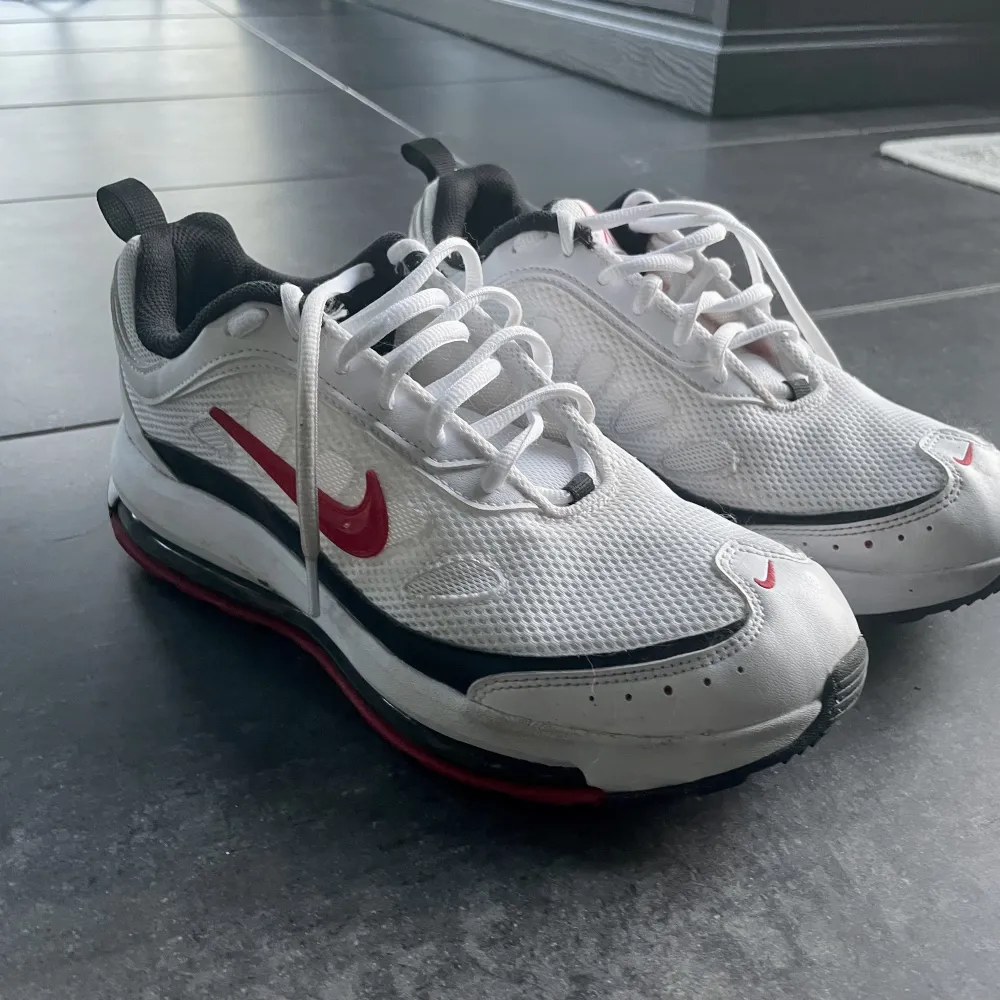 Nike Air Max Ap strlk 41/US8 Sparsamt använda knappt en säsong pga snabbväxande fötter. Kommer att vara noggrannt städade med Crep protect skomedel.   Nypris 1500:- Mitt pris: 700:-. Skor.