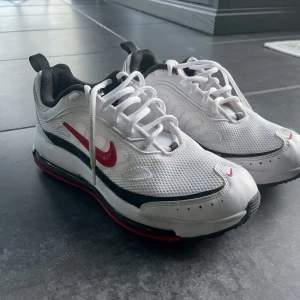 Nike Air Max Ap strlk 41 - Nike Air Max Ap strlk 41/US8 Sparsamt använda knappt en säsong pga snabbväxande fötter. Kommer att vara noggrannt städade med Crep protect skomedel.   Nypris 1500:- Mitt pris: 700:-