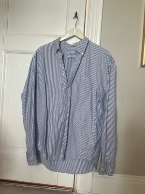 Skjorta - Säljer en Oxford skjorta från Arket i storlek 52.