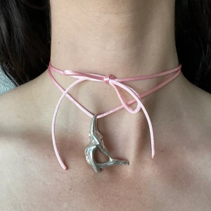 Tenngjutet smycke med sidenband - Egengjord relief gjuten i tenn och trädd i sidenband. Görs på beställning eller köp befintlig (befintlig 200 kr, beställ egen färg, motiv, längd: 400 kr). Går att använda som halsband, armband, magsmycke, vad som! Bandet går att justera och måttanpassa. 