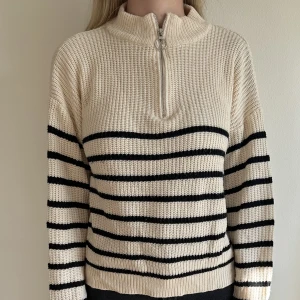 Randig tröja med deagkedja - Randig stickad tröja med dragkedja från Shein. 