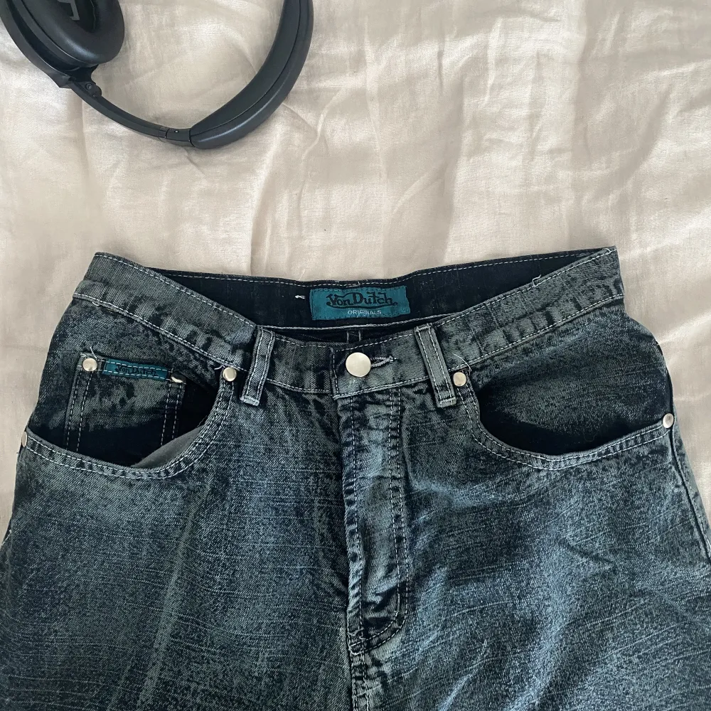 Ett par von dutch jeans jag köpt secondhand men inte använts så mycket då de är lite för små, storlek 36/ ca w26. Jätte snygg tvätt och färg😇 Frakt tillkommer, frågor? Skriv pm!. Jeans & Byxor.