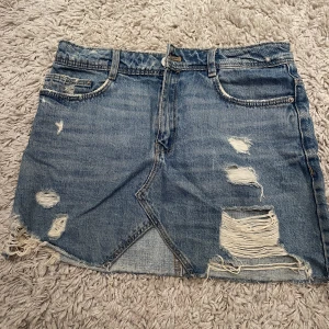 Jeanskjol - Jeanskjol från Zara i strl S.  Fint skick