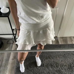 Kjol - Säljer en jättesöt volangkjol i storlek M. Använd ett fåtal gånger då jag ej tycker att den sitter fint på mig. Säljer för 40 kr +frakt 💕