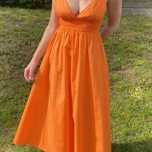 Orange sommarklänning - ZARA - Otroligt vacker orange sommarklänning från Zara!🧡Jag är 175 cm lång och den är ner till mina anklar. Liten i storlek, då jag är normalt S. Passar till en person med A-B kupa, då jag har C som tyvärr är för liten vid bysten på mig. Använd endast en gång.☀️🫶🏻