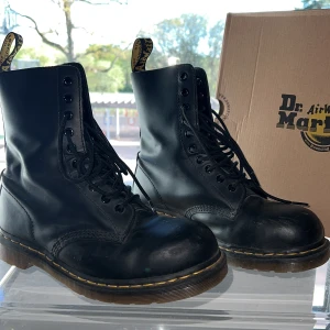 Dr martens - Dr martens stövlar i bra skick, lite defekter fram på skon men inte mycket. Har använts kanske 3 gånger och har sedan bara legat.  Kartong finns och nya kostar 1900-2300