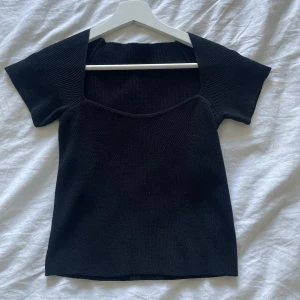 Stickad svart topp  - Super söt stickad svart t-shirt, med fint mönster, fråga gärna om mer bilder om du är intresserad🤗inga fel eller märken😇💕