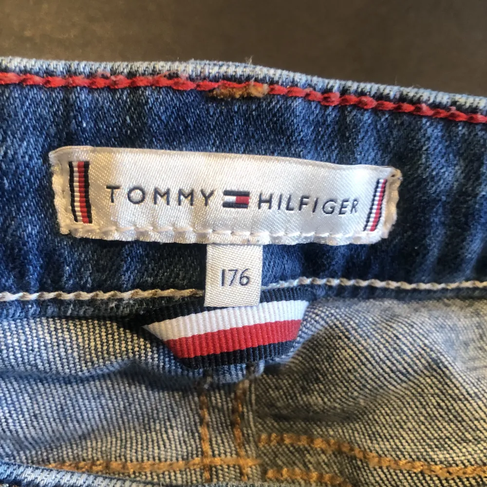 Säljer mina jätte fina Tommy hilfiger jeans shorts. Köpta på kidsbrandstore förra året använda 1-2 gånger bara. Säljer då de tyvärr inte kommer till användning. Kom privat för fler bilder!. Shorts.