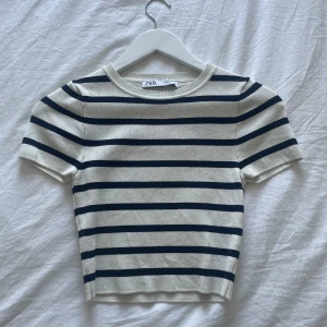 Zara tröja  - Jättesnygg Zara t-shit som är vit och svart randig. Är i jättefint skick 🥰💕