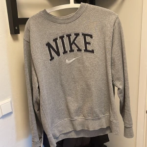 Stilren grå nike sweatshirt  - Snygg Nike sweatshirt i storlek S, perfekt skick inga fläckar eller liknande. 
