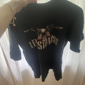 Levis tröja - Fin Levis tröja med tryck som tyvärr tintr kommer till användning. Står ingen storlek men jag skulle gissa på S/M. 💓