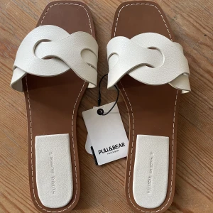 Tofflor / Sandaler - Helt nya tofflor från Pull & Bear. Nypris 600kr.