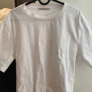 T-shirt i tjockt material från Acne. Otroligt fin men för liten för mig. Storlek L men skulle mer säga att den är en M