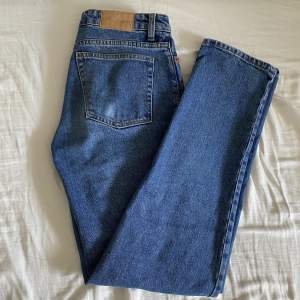 Säljer dessa jättefina jeans från Monki då jag inte har användning för de längre. Sparsamt använda, nypris 500kr. Pris kan diskuteras.