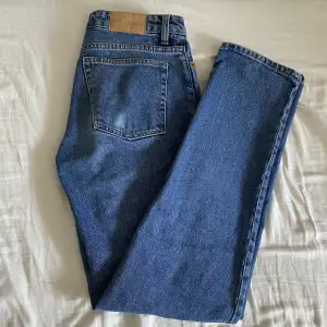 Säljer dessa jättefina jeans från Monki då jag inte har användning för de längre. Sparsamt använda, nypris 500kr. Pris kan diskuteras.