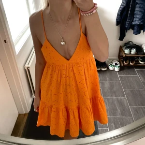 Sommarklänning  - Jättefin orange sommarklänning från Zara. Slutsåld och använd en gång 🧡