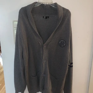 Grå Tröja  - Storlek L 