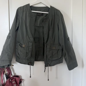 Jacka - LÄS. Säljer denna jacka som är perfekt till sommaren då den inte riktigt passar mig💗 Storlek M/38 men sitter som en S💗 Tryck EJ på köp nu🙏