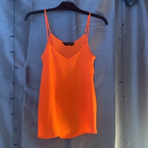 Linne - Ett orange jättefint linne som passar perfekt nu till sommaren.  Linnet är i storlek L men är liten för sin storlek. Jag har S/M och den passar jättebra ändå.🧡