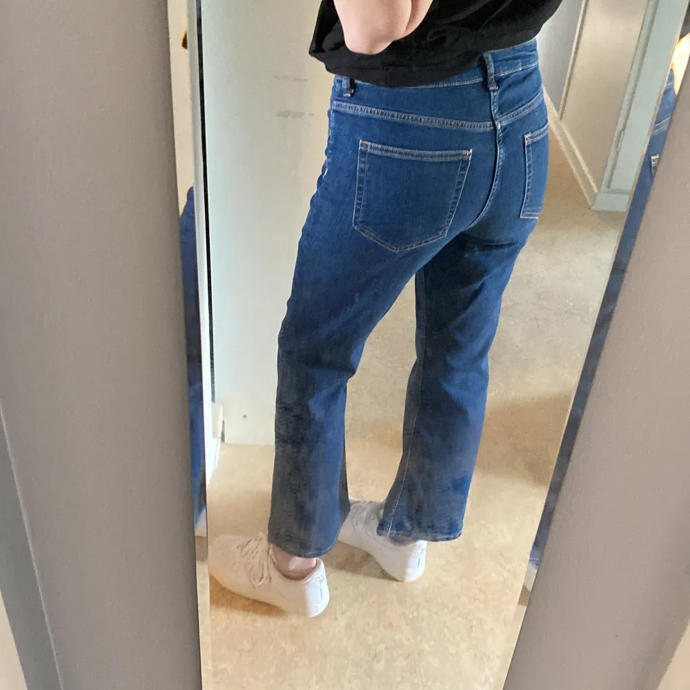 fina jeans med endast dragkedja i gylfen. de är något korta för mig (175). nyskick. Jeans & Byxor.