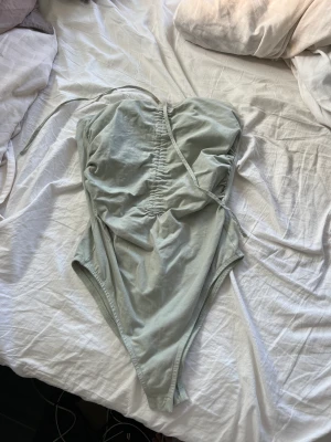 Zara body - Använd 1 gång. Jättefin färg och riktigt bra skick!!