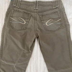 Gröna lågmidjade byxor - Otroligt snygga och y2k byxor ! Lågmidjade och bootcut. Tyvärr för små för mig men en av de snyggaste byxorna jag köpt!!