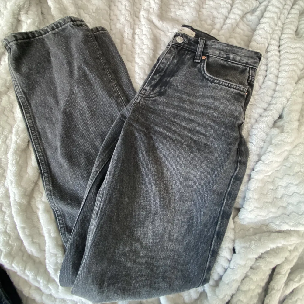 Knappt använt dessa low waist jeans från Gina tricot💕. Jeans & Byxor.