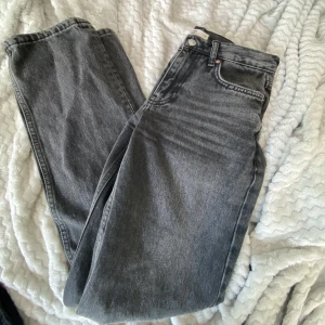 Jeans - Knappt använt dessa low waist jeans från Gina tricot💕