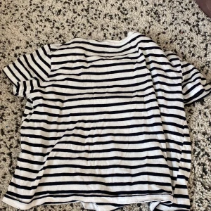 T-shirt från zara🫶🏻 - Säljer en randig fin t-shirt från zara!❤️ använd ganska mycket men inga defekter eller liknande ❤️köptes förra året 😘