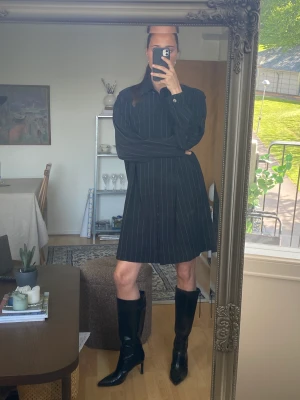 Klassisk Vintage klänning - Vintage klänning köpt i Milano, randig. Den är oversized och passar mådde en S och M, jag bär storlek S! 