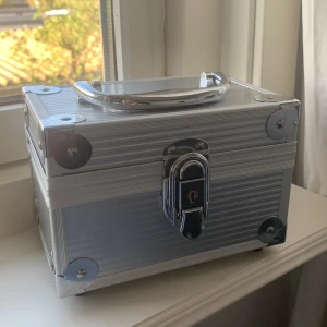Förvarings låda - Fin låda man kan förvara smink, smycken mm i. Är lite smutsig på insidan, men annars inga större skador. Nyckeln till låset har jag tappat bort, men funkar lika bra utan! Använd gärna insta box för att få varan så fort som möjligt💕