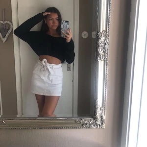 Jeanskjol - Säljer jeanskjolen på bilden som har ett justerbart band i midjan, kjolen är köpt på bikbok. 