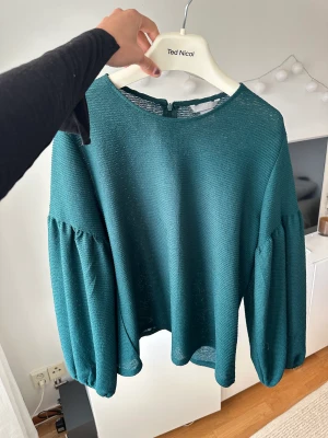 Grön blus  - Fin grön/blå blus från H&M. Fint skick. Storlek M