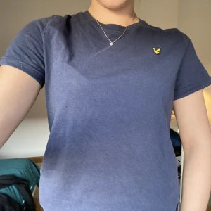 T-shirt Lyle&Scott - Säljer min lyle & scott t-shirt i mycket bra skick. Varken röker eller har husdjur. Köparen står för frakt🤍