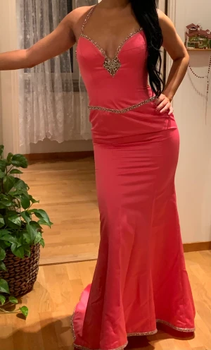 Festklänning - Säljer fin, somrig festklänning använd endast en gång på bröllop. 